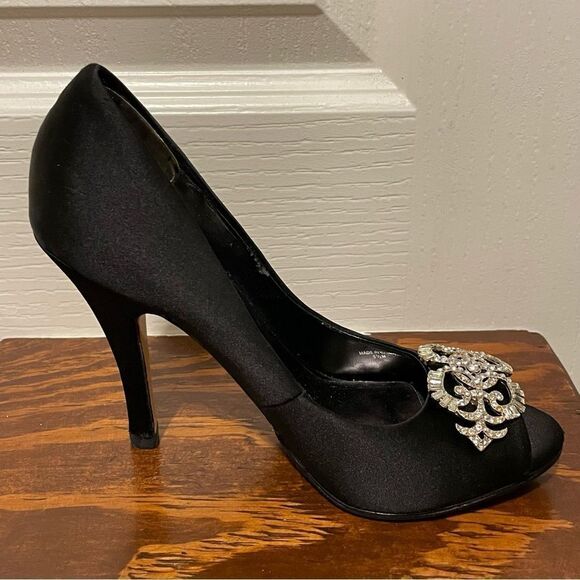 RSVP Dressy Closed Toe Pump Heels Black With Rhinestone Detail on Toe Size 5.5 - Picture 7 of 15